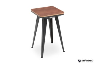 Hoge bartafel met vierkant walnoothouten blad en zwart metalen onderstel met vier schuine poten.