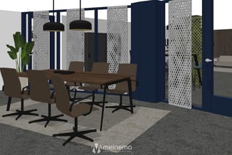 Kantoorruimte met houten vergadertafel, bruine stoelen, zwarte hanglampen, witte en grijze akoestische schermen, donkerblauwe