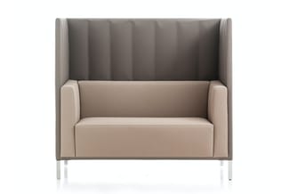 Gesloten fauteuil met hoge rug in beige en grijs, metallic poten, moderne kantoormeubel.