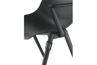 Zwarte kantoorstoel met ergonomische zitting, grijze metalen poten en verstelbare rugleuning, detail van de zijkant zichtbaar