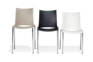 Drie stapelbare stoelen met metalen frame in beige, zwart en wit kunststof.