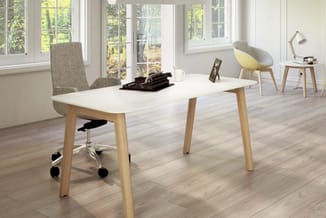 Modern kantoor met wit bureaublad op houten poten, grijze bureaustoel met wielen, geel-grijze fauteuil en bijzettafel. Grote