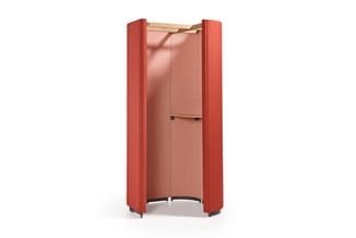 Rode belcel met houten interieur, gesloten design, hoekige vorm met afgeronde onderkant, staande opstelling.