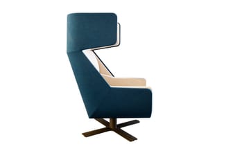 Blauwe draaifauteuil met hoge ruggesteun, beige armsteunen, houten frame en zwart kruisvoetsel.