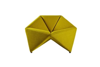 Geel-groene modulaire zitpoef met driehoekige segmenten en metalen poten, achterzicht.