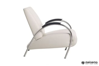Moderne witte fauteuil met afgeronde zitting, hoge rugleuning en gebogen chromen armleuningen met zwarte afwerkingsdetails.