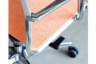 Bureaustoel met oranje mesh rugleuning, zilveren aluminium frame en zwarte wielen in kantooromgeving.