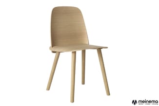 Houten stoel met licht naturel fineer zitting en rugleuning, vier houten poten, minimalistisch design.