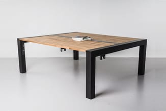 Rechthoekige vergadertafel met natuurlijk houten blad en zwarte stalen frame, vier poten, boeken op tafelblad, in lichte ruim