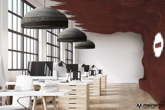 Modern kantoor met houten bureaus, zwarte bureaustoel, drie grijze dome-hanglampen, zwarte bureaulampen, grote raam met roost