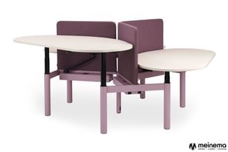 Paarse vergadertafel met twee witte bladvormige tafelbladen, paarse stoelen en zwarte poten, meinema-logo.