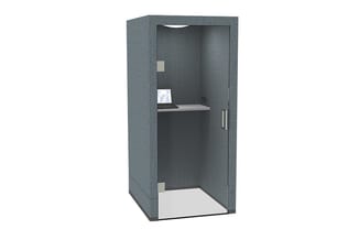 Grijze akoestische belcel met open deur, ingebouwde werkplank, plafondlamp en witte vloer.