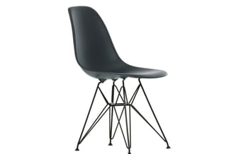 Zwarte kunststof stoel met ergonomische schaalvorm op zwart metalen stelsel met kruisbracing.