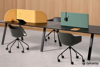 Modern kantoor met zwart bureau, twee zwarte draaistoelen, gele akoestische scheidingswand en groenblauwe akoestische panelen