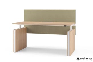 Elektrisch verstelbaar bureau in licht hout met beige akoestische scherm, wit onderstel en houten zijpanelen.