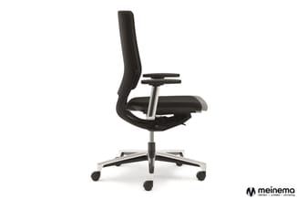 Zwarte ergonomische bureaustoel met netrug, zilveren voet met wieltjes en verstelbare armleuningen tegen witte achtergrond.