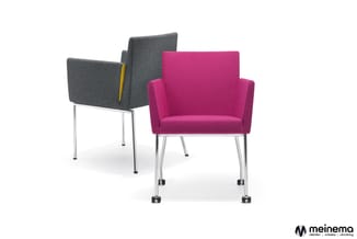 Twee kantooorstoelen met armleuningen: één grijze stoel met gele accent en één roze stoel met wielen, beide op metalen frame.
