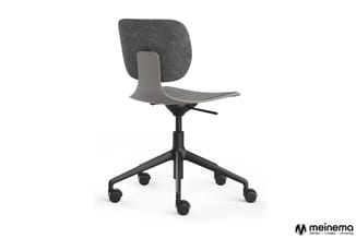 Grijze bureaustoel op zwart onderstel met wieltjes, gebogen rugleuning en zitschaal, kantelpositie.