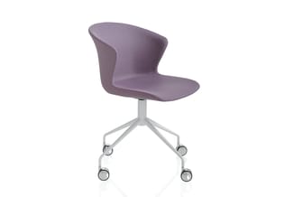 Paarse bureaustoel op wielen met witte aluminium voetsteun en ergonomisch gevormd zit- en ruggedeelte.