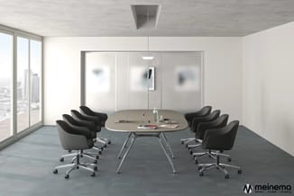 Moderne vergaderruimte met ovale tafel, zes zwarte bureaustoelen met wieltjes, glazen wand en hangend plafondlicht, uitzicht