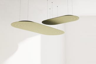 Twee hangende akoestische panelen in ovale vorm met houten afwerking, tegen wit plafond opgehangen.