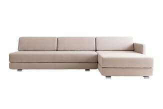 Beige hoekbank met chaise longue rechts, gestoffeerd, moderne vormgeving met grijze poten tegen witte achtergrond.