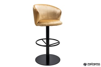 Gouden barstoel met afgeronde rugleuning, zitting en zwart metalen zuilvoetstuk met voetsteun.