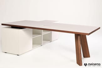 Moderne vergadertafel met walnootbruine houten blad en poten, wit kastje met open vakken aan zijkant.