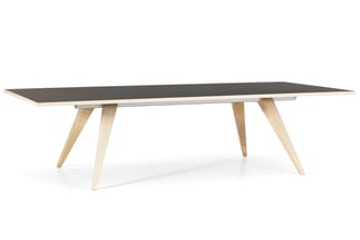 Vergadertafel met donkergrijs blad en natuurhouten poten, vier steunpoten in licht hout, moderne design.