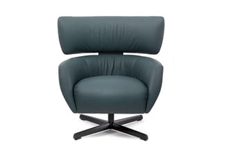 Grijsblauwe leren fauteuil met hoge gebogen rugleuning en zwart metalen draaivoetstuk, frontaanzicht.