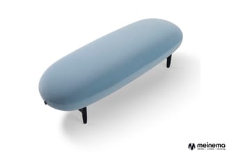 Blauwe ovale zitbank met gestoffeerde zitting, zwarte poten, geïsoleerd op witte achtergrond.