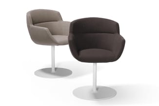 Twee draaistoelen met voet: links beige en rechts donkerbruin, beide met geboeid zitschaal en witte centrale voet.