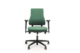 Ergonomische bureaustoel met groene stoffering, zwarte armleuningen en vijfpunts wielbasis tegen witte achtergrond.