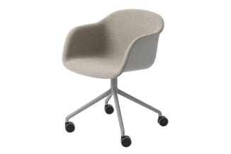 Grijze bureaustoel met beige stoffen zitting, gebogen rugleuning en vijfpotige wielbasis met zwarte wielen.