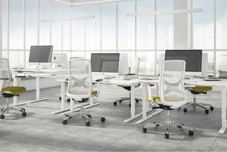 Modern kantoor met witte bureaus, witte ergonomische stoelen met olijfgroene zitting, Apple-computers en grote raampartijen m