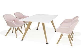 Witte vierkante vergadertafel met houten poten en vier roze stoelen met houten frame, in een minimale ruimteopstelling.