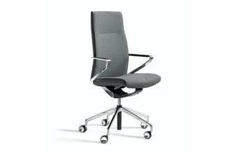 Grijze ergonomische bureaustoel met hoge rugleuning, zwarte armleuningen, en aluminium vijfpunts onderstel met wieltjes.
