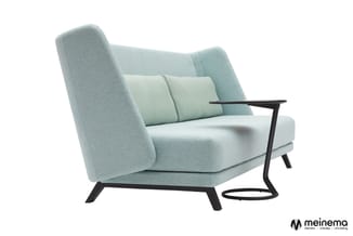 Moderne fauteuil met lichtblauwe bekleding, zwarte poten en armleuningen, decoratief kussen in het midden.