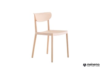 Houten stoel met licht natuurkleurig frame, zitblad en gebogen rugleuning. Minimalistisch design met vier rechte poten.