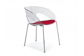 Moderne stoel met transparante kunststof zitting, rood kussen, grijzen metalen poten op wieltjes.