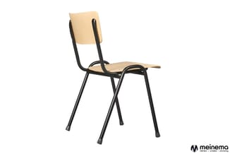 Schoolstoel met naturel houten zitting en rug, zwart stalen frame, vier poten met voetjes.