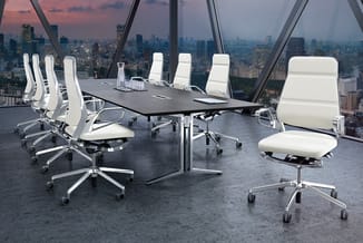 Moderne vergaderruimte op hoogte met panoramisch stadsuitzicht, zwarte vergadertafel en witte ergonomische bureaustolen met w