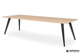 Rechthoekige vergadertafel met licht houten blad en zwarte schuine poten, perspectief van schuin boven.