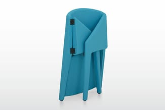 Turquoise akoestische belcel met vouwdeuren en zwarte scharnieren, vrijstaand op witte ondergrond.