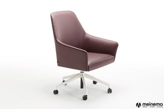 Grijze bureaustoel met ergonomische rugleuning op wit onderstel met wielen, tegen witte achtergrond.
