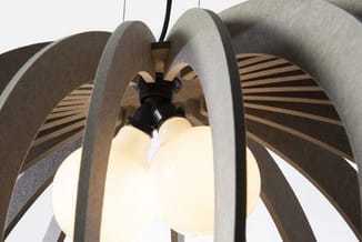 Moderne hanglamp met houten bladen in straal patroon, grijze stof binnenkant, zwart fitting en warm wit LED-licht.