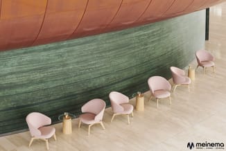 Roze stoelen met houten poten langs groen houten wandpaneel, natuurhouten bijzettafels, rode akoestische plafondpanelen.