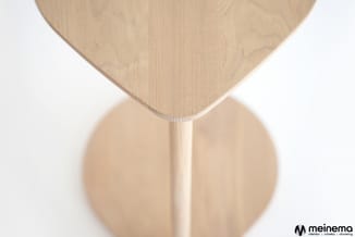 Houten tafel met rond blad en centraal onderstel, bovenaanzicht met schaduw op wit oppervlak.