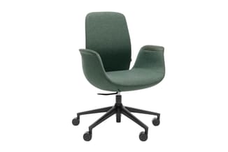 Groene bureaustoel met armleuningen en ergonomische rugsteun op zwart kruisonderstel met wieltjes.