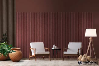 Twee houten fauteuils met grijze kussens naast laag tafel, bruine ribbelwand, tripod vloerlamp, terracotta plantenpot met gro